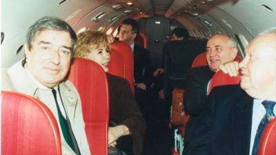 Dimitrij Volčič na letalu z Raiso in Mihailom Gorbačovom, politikom Vladimom Zagladinom in telesnima stražarjema