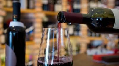Rdeče vino ima resda tudi blagodejne učinke (ARHIV)