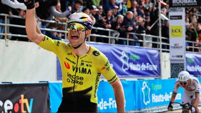 Belgijec Wout van Aert je na končnem cilju klasike Pariz - Roubaix ugnal Tadeja Pogačarja (ANSA)