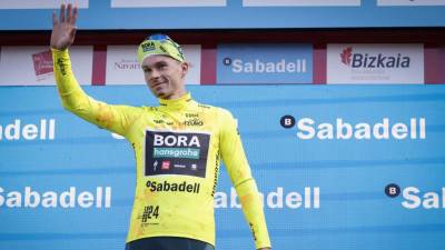 Primož Roglič je kljub grdemu padcu ohranil rumeno majico vodilnega na dirki po Baskiji (ANSA)