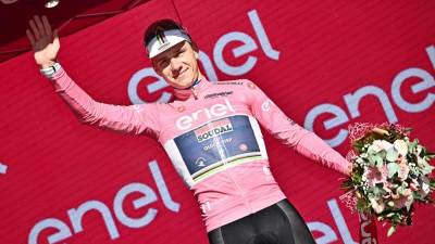 Svetovni prvak v cestni dirki Remco Evenepoel je prvič v karieri oblekel rožnato majico (ANSA)
