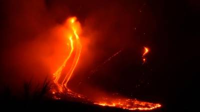 Nočni posnetek lave na vulkanu Etna (ANSA)