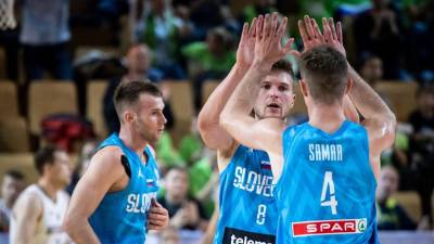 Slovenska košarkarja Edo Murić in Žiga Samar med tekmo v Kopru (FIBA.BASKETBALL)