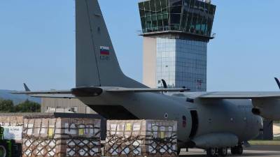 Letalo Spartan C-27 je s pošiljko humanitarne pomoči odletelo z vojaškega letališča Cerklje ob Krki