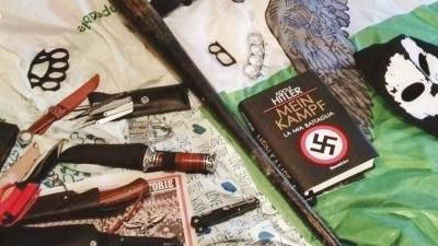 Poleg propagandnega gradiva so preiskovalci našli tudi orožje POLICIJA/KARABINJERJI