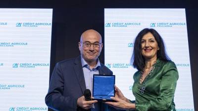 Prejemnik nagrade Credit Agricole FriulAdria pričevalci zgodovine Aldo Cazzullo in predsednica banke Chiara Mio