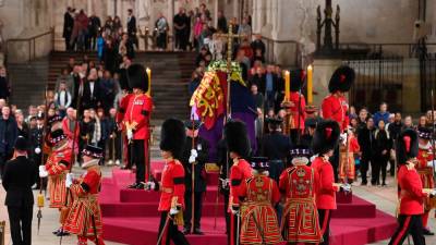 Ob krsti s posmrtnimi ostanki pokojne britanske kraljice Elizabete II. se je od srede zvrstilo več sto tisoč ljudi iz Velike Britanije in tujine (ANSA)