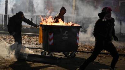 V Turinu je med shodom v podporo deložiranemu avtonomnemu centru Askatasuna prišlo do spopadov med policijo in demonstranti (ANSA)