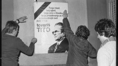 Plakatiranje slovenske mladine po tržaških ulicah po Titovi smrti