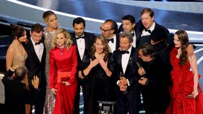 Družinska drama o gluhih CODA režiserke Sian Heder je na sinočnji podelitvi filmskih nagrad v Los Angelesu pobrala oskarja za najboljši film leta (ANSA)
