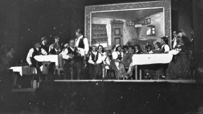 Na novo ustanovljeno slovensko gledališče v Trstu je 2. decembra 1945 uprizorilo kar tri igre, med njimi Desetega brata (FOTOTEKA NŠK)