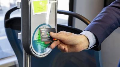 Plačilo avtobusne vožnje s kartico (ARHIV)