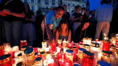 Na stotine prebivalcev Gradca je v torek zvečer na osrednjem mestnem trgu prižigalo sveče v spomin na deset smrtnih žrtev strelskega napada na tamkajšnji srednji šoli (ANSA)