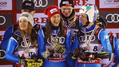 Italijanska izbrana vrsta na tretji stopnički zmagovalnega odra (AP)