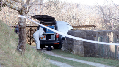 Preiskovalci na kraju najdbe trupla 11. januarja 2022 (ARHIV)