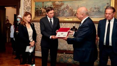 Borut Pahor je prejel najvišje odlikovanje mesta Trst iz rok tržaškega župana Roberta Dipiazze (FOTODAMJ@N)