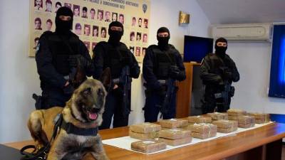 Dubrovniški policisti in pes Johny s kokainom, ki so ga zasegli (La Voce del popolo)