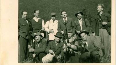 Lovci iz Italije pri Cerkniškem jezeru leta 1959 (zasebna zbirka Silvane Orel Kos-OBC Transeuropa)