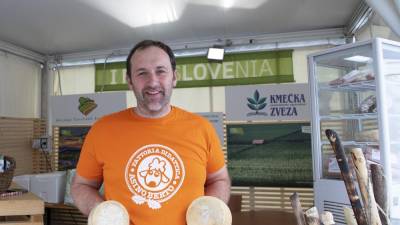 Andrej Štoka s kmetije Antonič s svojim ovčjim sirom (FOTODAMJ@N)