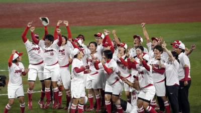 Japonska je na OI slavila v softballu, medaljo igralke Miu Goto pa je župan Nagoye kar ugriznil