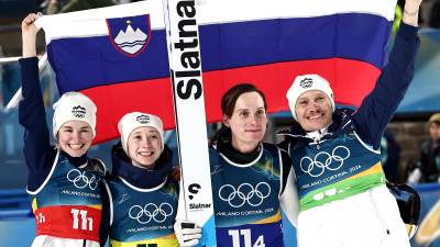 Zlata ekipa Nika Vodan, Nika Prevc, Domen Prevc in Anže Lanišek (ANSA)