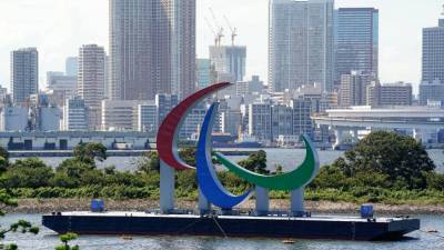 Pet olimpijskih krogov je na posebni plavajoči ploščadi v tokijskem zalivu zamenjal simbol paraolimpijskih iger (ANSA)