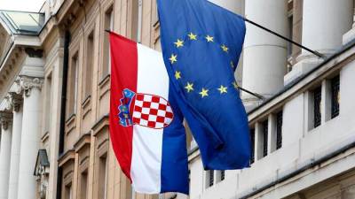 Hrvaška zastava in zastava EU (ANSA)