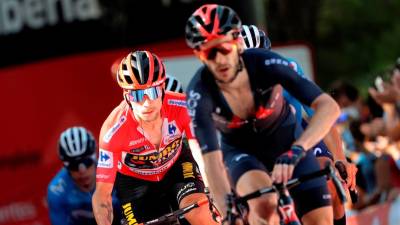 Primož Roglič (levo), ob njem Adam Yates (ANSA)