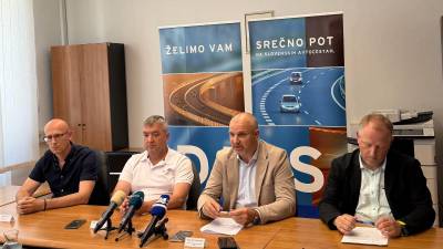 Na današnji novinarski konferenci v prostorih Občine Vipava so predstavniki družbe DARS predstavili nadaljevanje obnove med razcepom Nanos in Vipavo