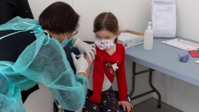 Cepljenje otrok med 5. in 11. letom starosti v cepilnem centru na četrtem pomolu (FOTODAMJ@N)