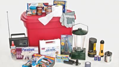 Kaj človek potrebuje? Usposobljeni in tudi manj usposobljeni na spletu svetujejo marsikaj (EMERGENCY LIVE)