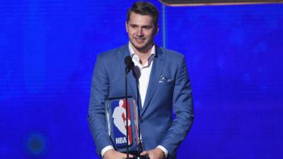 Luka Dončić z nagrado za najboljšega novinca lige NBA (AP)