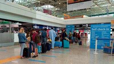 Letališča so kljub višjim cenam mednarodnih vozovnic polna dopustnikov (ANSA)