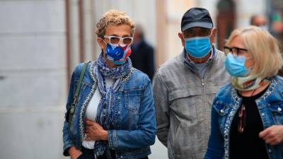 Italijanska vlada postopno odpravlja obveznost uporabe zaščitnih mask, ki na prostem že dalj časa niso več potrebne, fotografija je simbolična (FOTODAMJ@N)