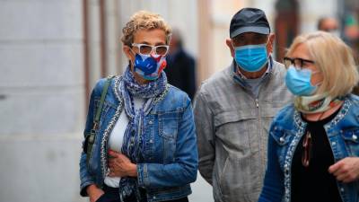 Zaščitne maske s 1. aprilom ne bodo več obvezne na prostem (ARHIV)