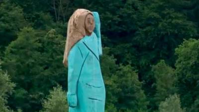 Lesenega kipa Melanie Trump ni več, ker so ga zažgali (ANSA)