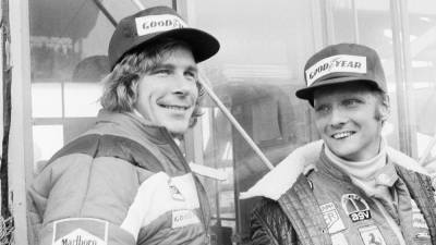 James Hunt (levo) in Niki Lauda pred zadnjo preizkušnjo legendarne sezone 1976 na Japonskem (AP)