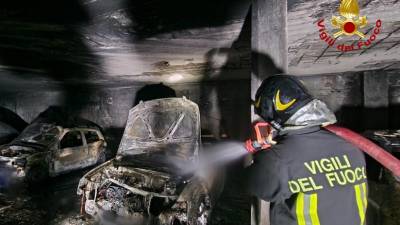 Gasilci gasijo požar, ki je uničil več vozil v Naselju sv. Sergija (GASILCI)