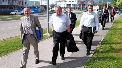 Sodna saga, povezana s spornim nakupom 10-odstotnega deleža v slovaškem holdingu TTI, je dobila epilog na vrhovnem sodišču. Na fotografiji (z leve) Bojan Zadel, odvetnik Marko Globevnik, ki zastopa tri nekdanje nadzornike, in ostali ob prihodu na koprsko sodišče pred dvanajstimi leti (TOMAŽ PRIMOŽIČ/FPA/PRIMORSKE NOVICE)