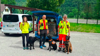 Gorskim reševalcem in policistom so se v iskanju pogrešanega kolesarja včeraj pridružili še vodniki s psi (PU NOVA GORICA)