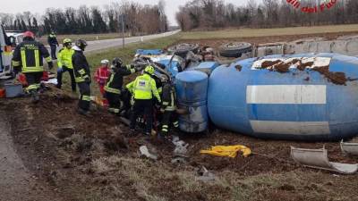 Prevrnjen tovornjak za mešanje betona v občini Martignacco (GASILCI)