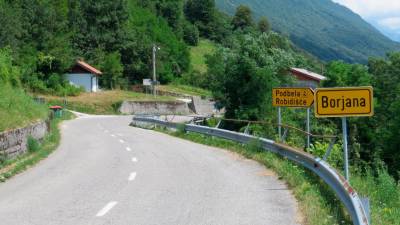 Borjana se nahaja osem kilometrov zahodno od Kobarida (WIKIPEDIA)