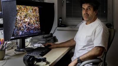 Fotograf Arne Hodalič med delom na domu