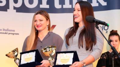 Špela Ponomarenko Janić in Anja Osterman med nagrajevanjem Naš športnik leta 2017 (FOTODAMJ@N)