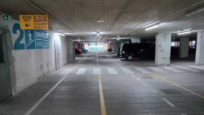 V parkirnih hišah v Sloveniji je treba za eno uro povprečno odšteti od 1,50 do 2,90 evra (POTROŠNIKOV ZOOM)