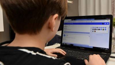 Predvsem mladi veliko časa preživijo na družbenih omrežjih, fotografija je simbolična (ANSA)