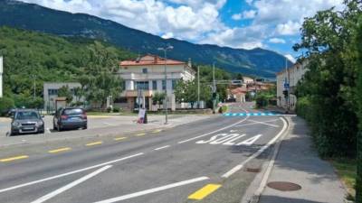V Podnanosu so pred preusmeritvijo prometa na staro cesto čez Rebrnice postavili semafor za pešce (PRIMORSKE NOVICE/MATIJA ŠTRUKELJ)