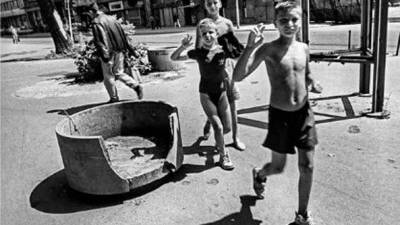 Otroci v obleganem Sarajevu (ARIV SNIPER ALLEY PHOTO)