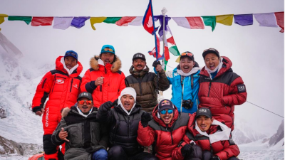 Fotografijo je objavil na instagramu Mingma David Sherpa. Na fotografiji sicer manjkata Kilu Pemba Sherpa in Sona Sherpa