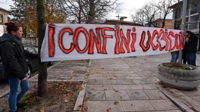 »Meje ubijajo«, je pisalo na transparentu (FOTODAMJ@N)